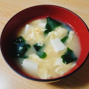 豆腐とわかめ卵のお味噌汁